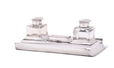 Lot 173 - A GEORGE V SILVER INKSTAND, ASPREY & CO. LTD. OF LONDON, BIRMINGHAM, 1910