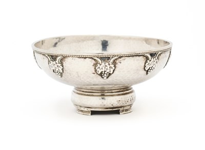 Lot 138 - A GEORGE V ARTS & CRAFTS SILVER BOWL, A.E. JONES LTD., BIRMINGHAM, 1930