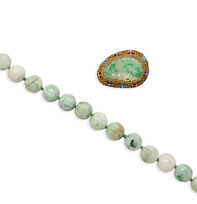 Lot 753 - JADE NECKLACE AND BROOCH, 1950s