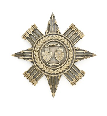 Lot 44 - A LARGE PARCEL-GILT AWARD BADGE PRESENTED BY LORD ENCOMBE TO THE NEW COLLEGE ARCHERS, OXFORD, 1828