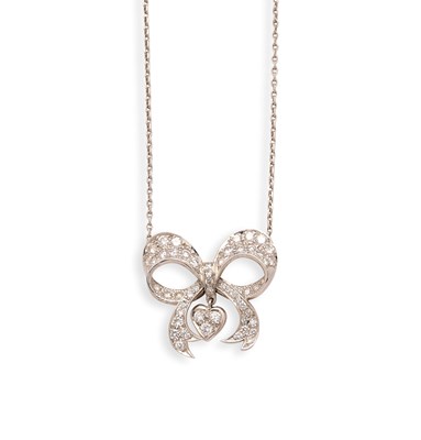 Lot 821 - DIAMOND PENDANT
