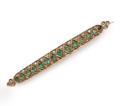 Lot 669 - EMERALD AND DIAMOND BAR BROOCH