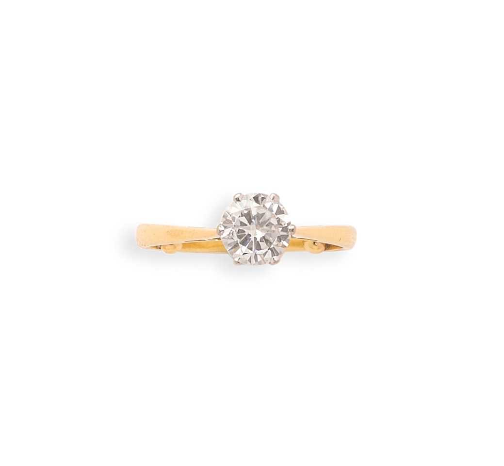 Lot 378 - DIAMOND RING
