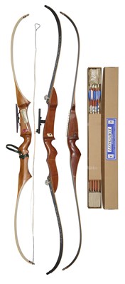 Lot 143 - TWENTY MARKSMAN ARCHERY RECURVE BOWS AND FIVE BOXES OF ARROWS, 20TH CENTURY