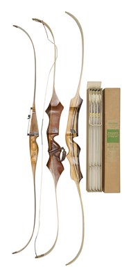 Lot 142 - TWENTY-ONE RECURVE BOWS AND FIVE BOXES OF ARROWS, 20TH CENTURY