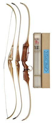 Lot 146 - TWENTY MARKSMAN ARCHERY RECURVE BOWS AND FIVE BOXES OF ARROWS, 20TH CENTURY