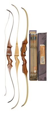 Lot 148 - NINETEEN RECURVE BOWS AND FIVE BOXES OF ARROWS, 20TH CENTURY