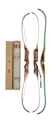 Lot 150 - TWENTY RECURVE BOWS AND FIVE BOXES OF ARROWS, 20TH CENTURY