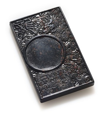 Lot 74 - A CHINESE HARDSTONE INK STONE, QING DYNASTY (1644-1911)