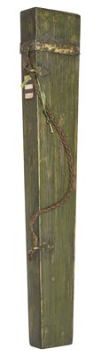 Lot 114 - A REPLICA 18TH CENTURY WOODEN TRAVELLING QUIVER WITH ARROWS