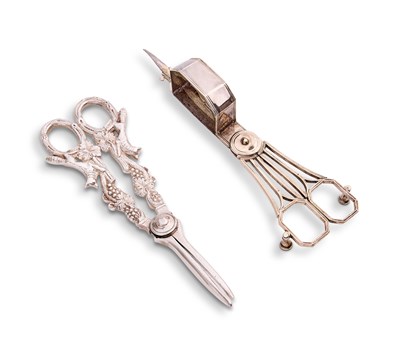 Lot 154 - A PAIR OF GEORGE III SILVER SNUFFER SCISSORS, ABSTINANDO KING, LONDON, 1799