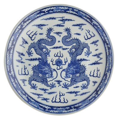 Lot 9 - A LARGE CHINESE BLUE AND WHITE 'DRAGON' CHARGER, QING DYNASTY (1644-1911)