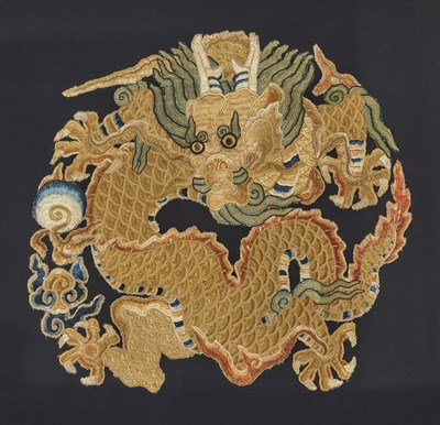 Lot 42 - A CHINESE EMBROIDERED SILK 'DRAGON' ROUNDEL, MING DYNASTY, 16TH CENTURY