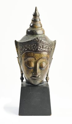 Lot 289 - to be RTO: AN AYUTHIA GILT-LACQUER BRONZE HEAD OF BUDDHA, THAILAND, 16TH/17TH CENTURY