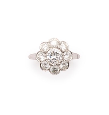 Lot 673 - DIAMOND CLUSTER RING