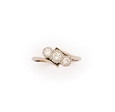 Lot 598 - DIAMOND RING