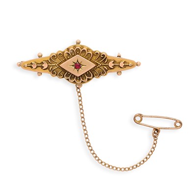 Lot 637 - VICTORIAN GOLD BAR BROOCH, 1900