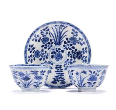 Lot 21 - A PAIR OF CHINESE BLUE AND WHITE CUPS, KANGXI PERIOD (1662-1722)