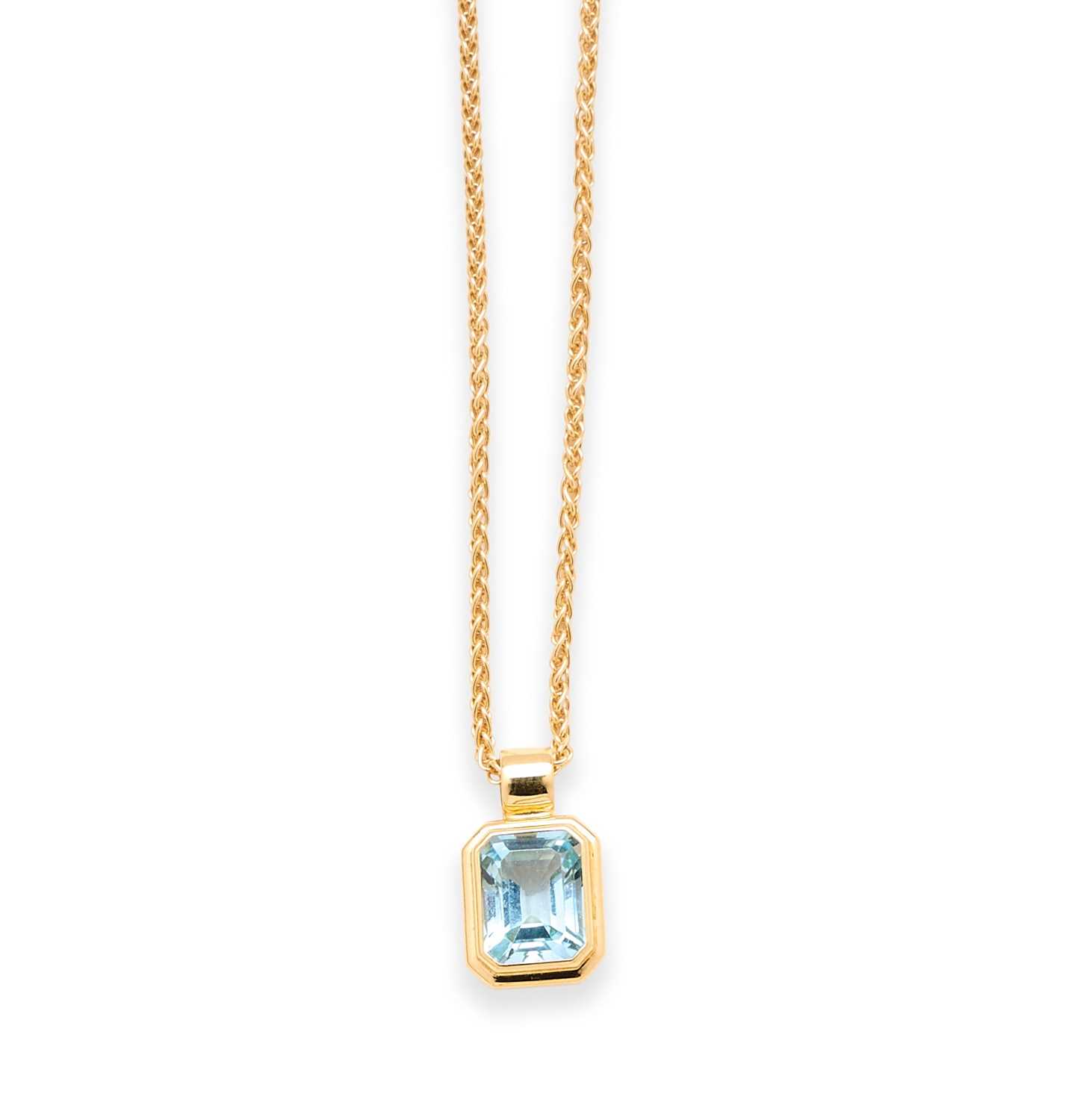 Lot 575 - AQUAMARINE AND GOLD PENDANT AND CHAIN