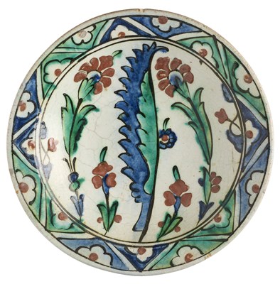 Lot 128 - AN IZNIK DISH, OTTOMAN ANATOLIA, FIRST HALF 17TH CENTURY