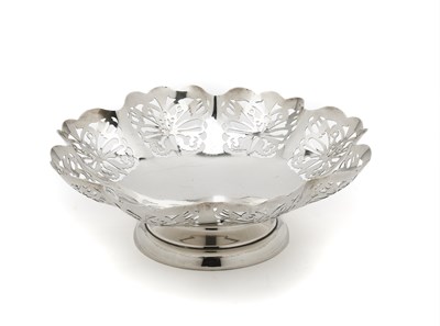 Lot 166 - A SILVER SWEETMEAT DISH, VINERS LTD., SHEFFIELD, 1950