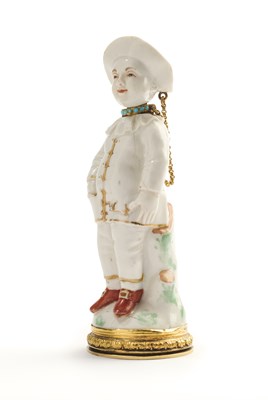 Lot 280 - A GERMAN GOLD-MOUNTED PORCELAIN 'PIERROT' COMBINED SCENT FLASK VINAIGRETTE, PROBABLY FÜRSTENBERG, THIRD QUARTER 18TH CENTURY