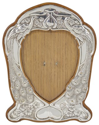 Lot 391 - AN EDWARDIAN SILVER-MOUNTED PHOTOGRAPH FRAME