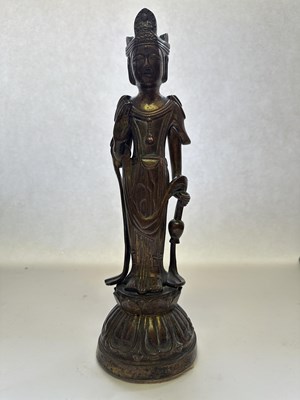 Lot 66 - A CHINESE DALI-STYLE COPPER ALLOY FIGURE OF AVALOKITESVARA