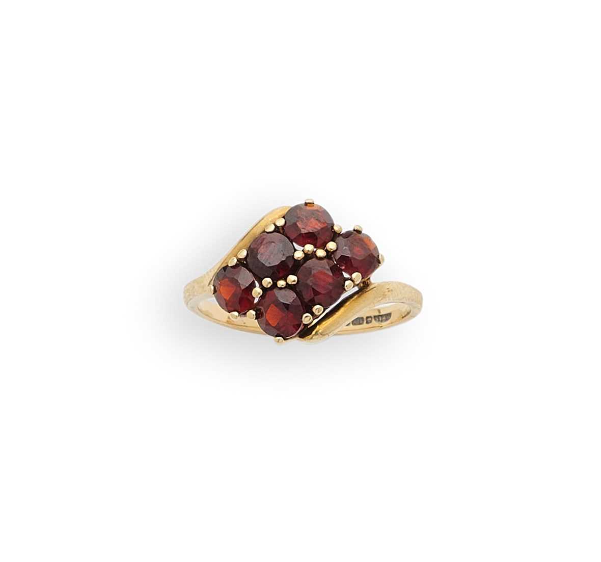 Lot 318 - GARNET AND GOLD RING