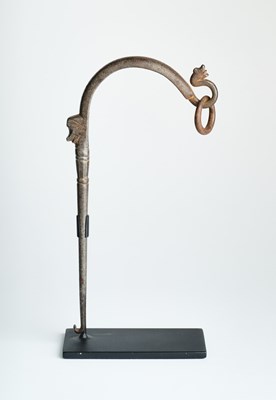 Lot 432 - A MUGHAL IRON FALCONRY PERCH, NORTHERN INDIA, CIRCA 18TH CENTURY