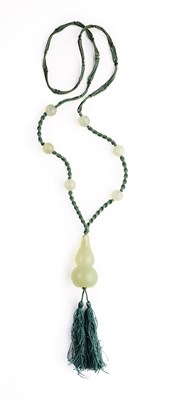 Lot 62 - A CHINESE JADE PENDANT AND BEAD NECKLACE