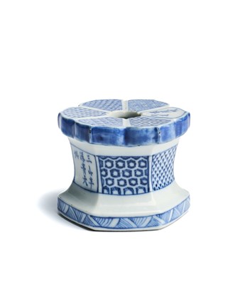 Lot 6 - A CHINESE SHONZUI BLUE AND WHITE FUTAOKI (LID REST) FOR THE JAPANESE MARKET, TIANQI PERIOD (1621-27)