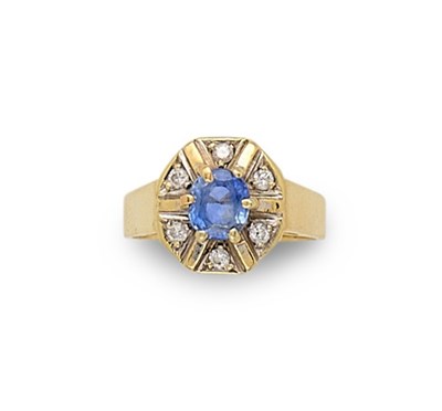 Lot 369 - SAPPHIRE AND DIAMOND RING AND AN AMETHYST RING