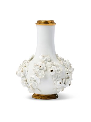 Lot 3 - A MEISSEN WHITE PORCELAIN FLOWER-ENCRUSTED VASE, CIRCA 1735-38