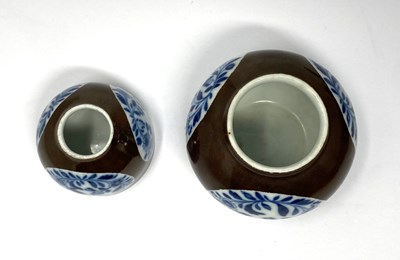 Lot 6 - TWO MEISSEN PORCELAIN KAPUZINER-BRAUN-GROUND SMALL VASES, CIRCA 1735