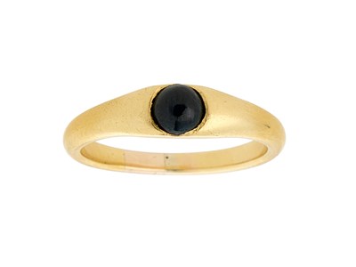 Lot 163 - A SAPPHIRE AND GOLD BAND RING, EUROPEAN, PROBABLY 15TH / 16TH CENTURY