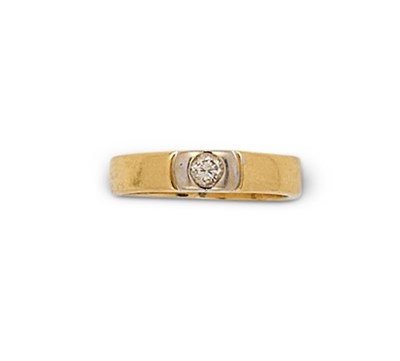 Lot 371 - DIAMOND RING AND A PAIR OF EAR STUDS