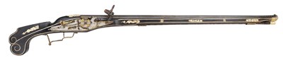 Lot 338 - A VERY RARE GERMAN (AUGSBURG) 10 BORE COMBINED MATCHLOCK AND WHEEL-LOCK GUN IN FINE CONDITION, CIRCA 1580