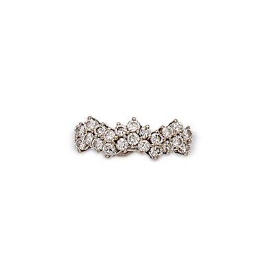 Lot 414 - DIAMOND RING