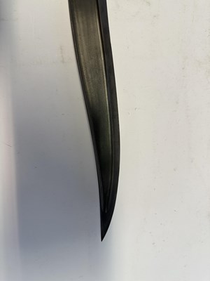 Lot 10 - AN INDIAN PESH-KABZ WITH CALLIGRAPHIC HILT, 20TH CENTURY