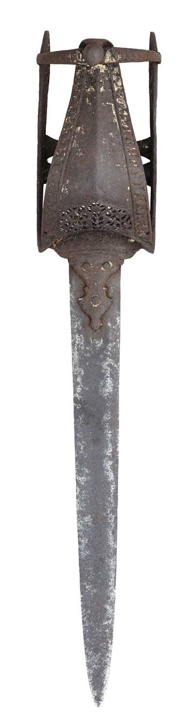 Lot 6 - AN UNUSUAL SOUTH INDIAN KATAR WITH EUROPEAN BLADE, VIJAYANAGARA, 16TH/17TH CENTURY