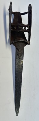 Lot 6 - AN UNUSUAL SOUTH INDIAN KATAR WITH EUROPEAN BLADE, VIJAYANAGARA, 16TH/17TH CENTURY
