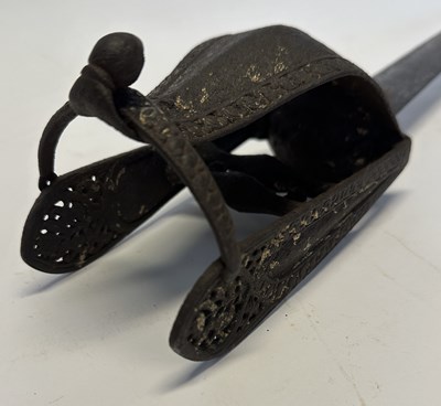 Lot 6 - AN UNUSUAL SOUTH INDIAN KATAR WITH EUROPEAN BLADE, VIJAYANAGARA, 16TH/17TH CENTURY