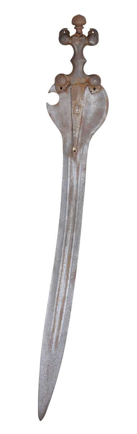 Lot 4 - A VERY RARE SOUTH INDIAN SHORT SWORD, DECCAN, THE HILT 15TH/16TH CENTURY