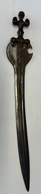 Lot 4 - A VERY RARE SOUTH INDIAN SHORT SWORD, DECCAN, THE HILT 15TH/16TH CENTURY