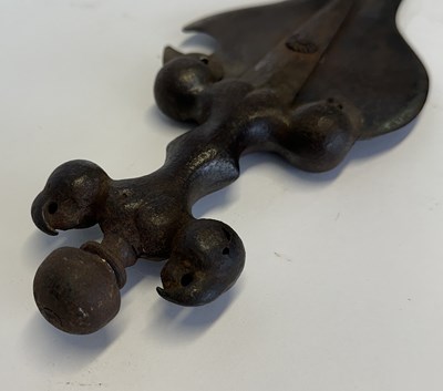 Lot 4 - A VERY RARE SOUTH INDIAN SHORT SWORD, DECCAN, THE HILT 15TH/16TH CENTURY
