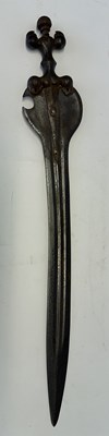Lot 4 - A VERY RARE SOUTH INDIAN SHORT SWORD, DECCAN, THE HILT 15TH/16TH CENTURY