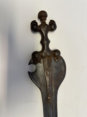 Lot 4 - A VERY RARE SOUTH INDIAN SHORT SWORD, DECCAN, THE HILT 15TH/16TH CENTURY