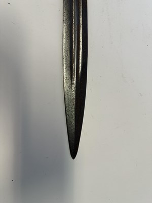 Lot 4 - A VERY RARE SOUTH INDIAN SHORT SWORD, DECCAN, THE HILT 15TH/16TH CENTURY
