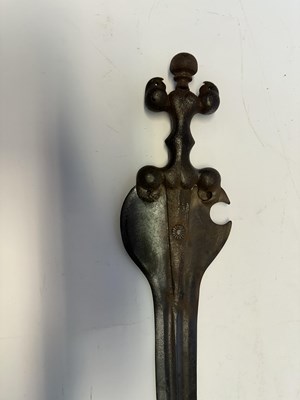 Lot 4 - A VERY RARE SOUTH INDIAN SHORT SWORD, DECCAN, THE HILT 15TH/16TH CENTURY